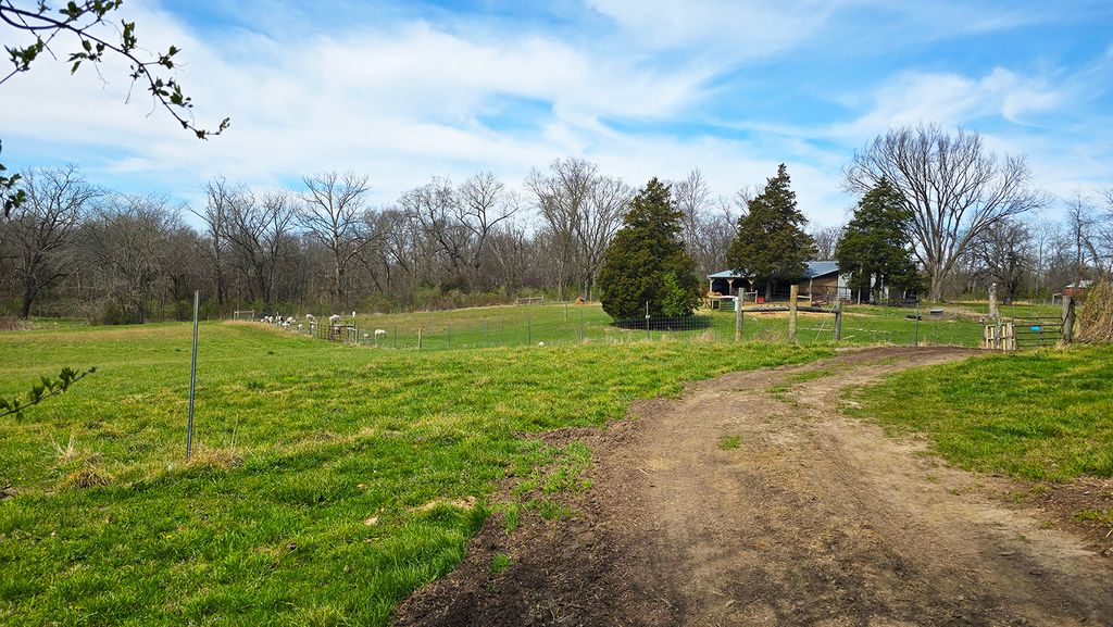 Image 11 of property listing at 15019 N Illnois Hwy 37, Mt Vernon, IL 62864