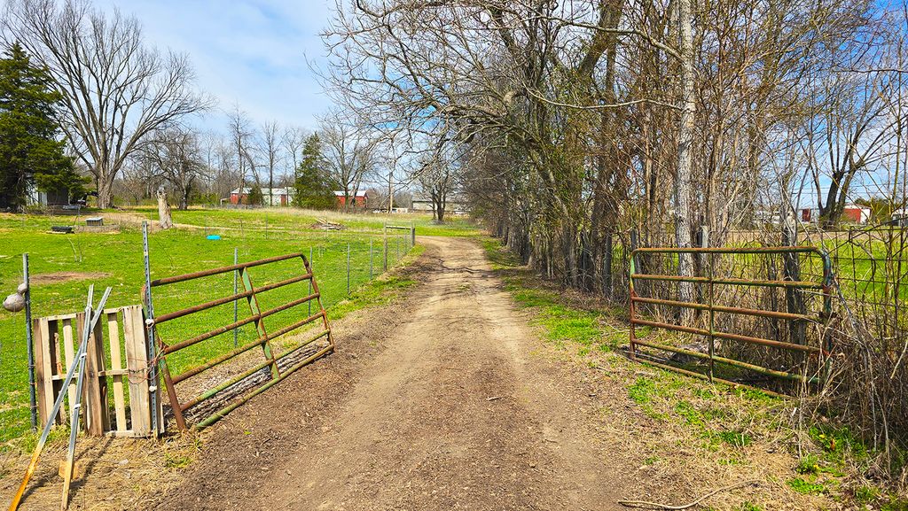 Image 12 of property listing at 15019 N Illnois Hwy 37, Mt Vernon, IL 62864