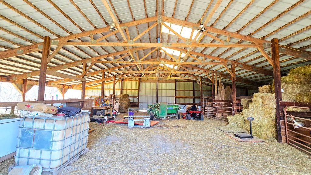 Image 16 of property listing at 15019 N Illnois Hwy 37, Mt Vernon, IL 62864