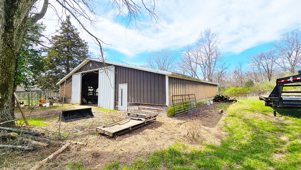 Image 19 of property listing at 15019 N Illnois Hwy 37, Mt Vernon, IL 62864