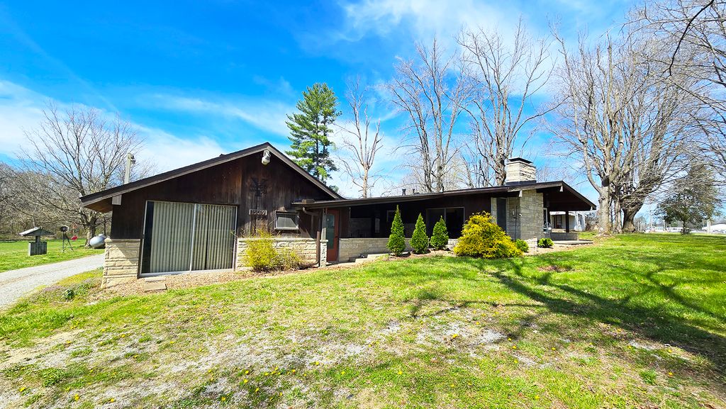 Image 3 of property listing at 15019 N Illnois Hwy 37, Mt Vernon, IL 62864