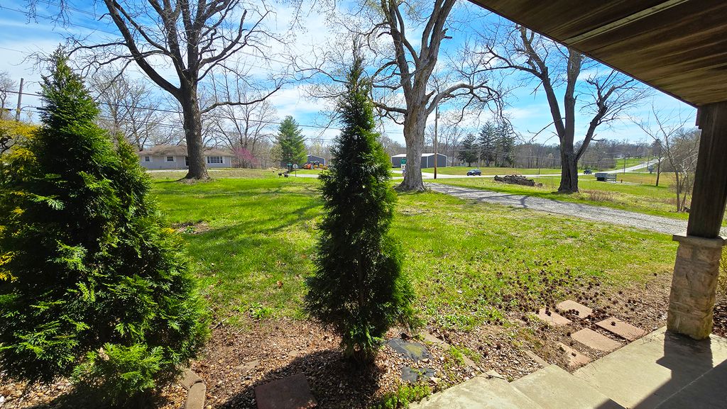 Image 4 of property listing at 15019 N Illnois Hwy 37, Mt Vernon, IL 62864