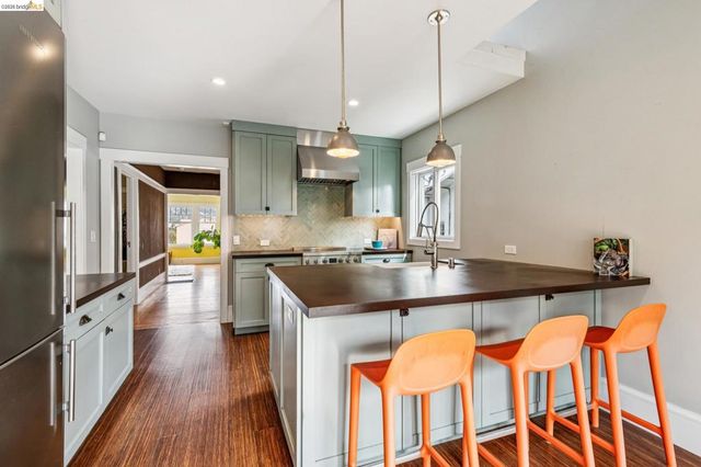 1066 1066 Bayview Ave, Oakland, CA 94610