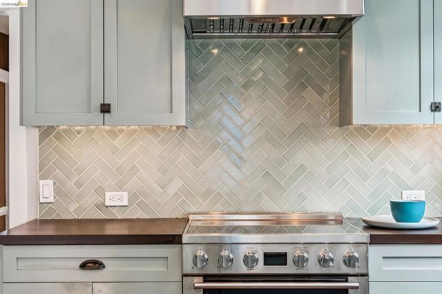 1066 1066 Bayview Ave, Oakland, CA 94610