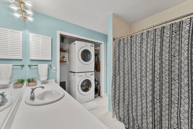 51 Pettee St 31, Newton, MA 02464