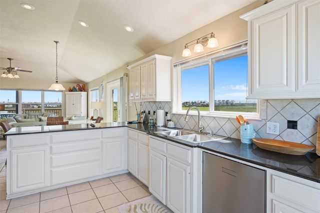 972 Rancho Carribe, Port Bolivar, TX 77650