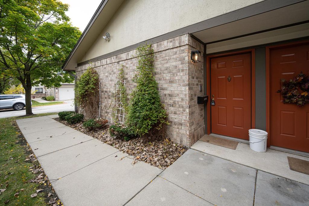 500 W Bender ROAD #27, Glendale, WI 53217