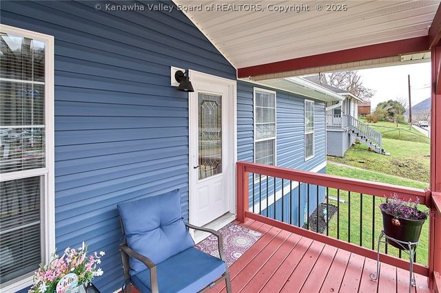 1296 3rd Avenue, East Bank, WV 25067