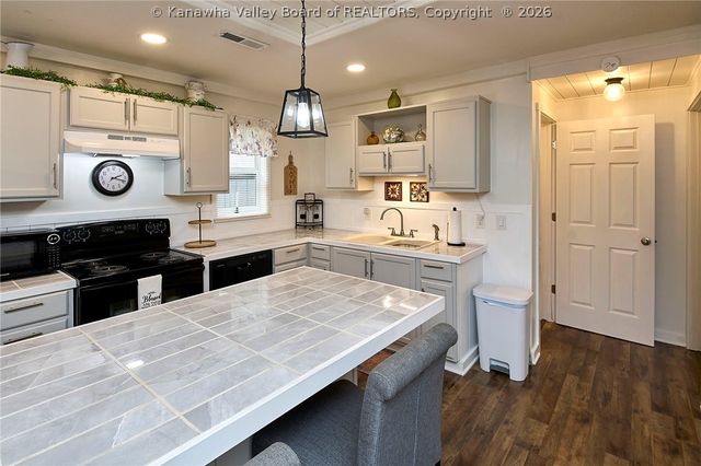 1296 3rd Avenue, East Bank, WV 25067