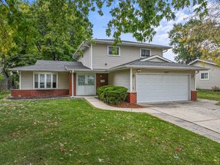 1027 Duxbury Lane, Schaumburg, IL 60193