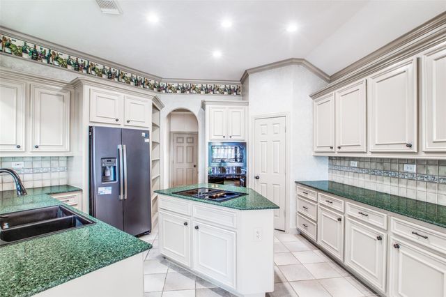 13661 Lakeside Place Drive, Willis, TX 77318