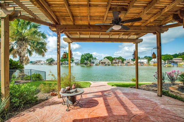 13661 Lakeside Place Drive, Willis, TX 77318