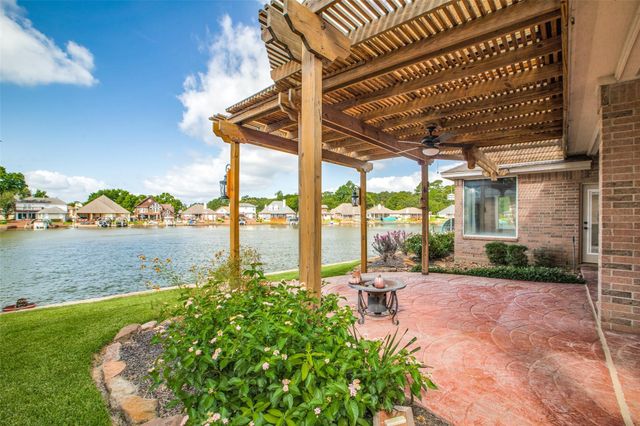 13661 Lakeside Place Drive, Willis, TX 77318