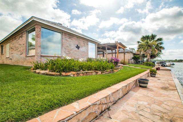 13661 Lakeside Place Drive, Willis, TX 77318