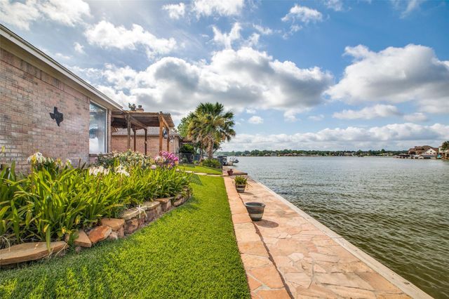 13661 Lakeside Place Drive, Willis, TX 77318