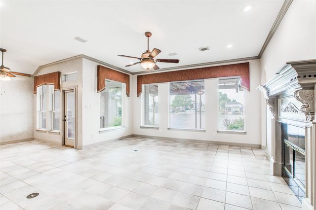 13661 Lakeside Place Drive, Willis, TX 77318