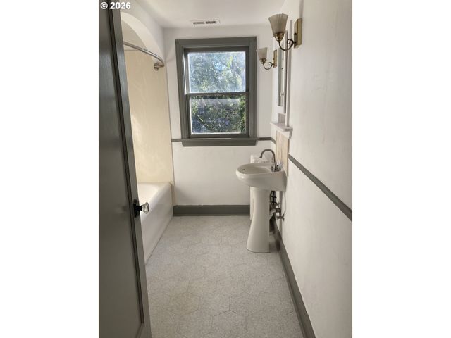 470 W BROADWAY, Eugene, OR 97401