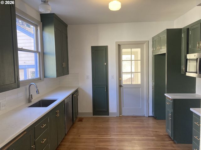 470 W BROADWAY, Eugene, OR 97401