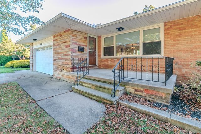 5831 Alberta Drive, Lyndhurst, OH 44124