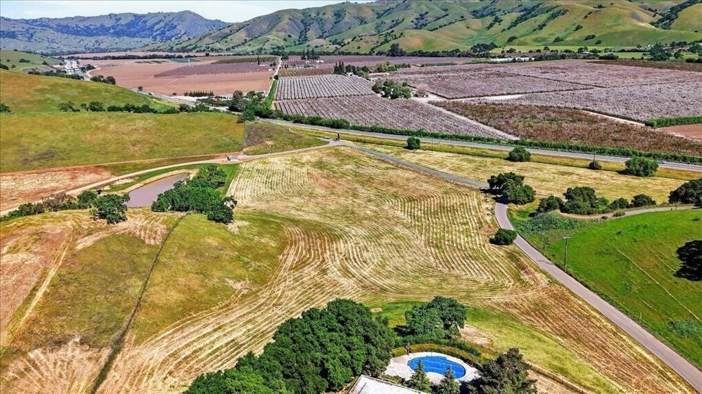 Image 6 of property listing at Pacheco Pass Hwy, Hollister, CA 95023