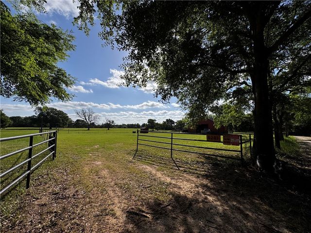 8281 Gibson Lane, Calvert, TX 77837