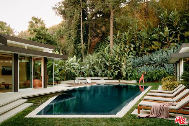 1061 Loma Vista Drive, Beverly Hills, CA 90210