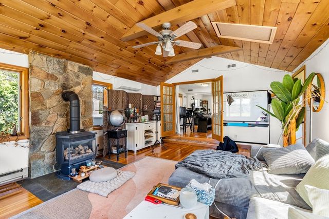 6 Crawford Dr, Woburn, MA 01801