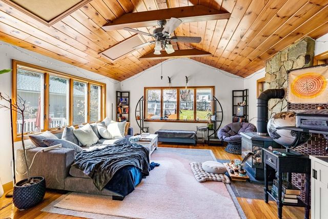 6 Crawford Dr, Woburn, MA 01801