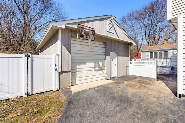 6 Crawford Dr, Woburn, MA 01801