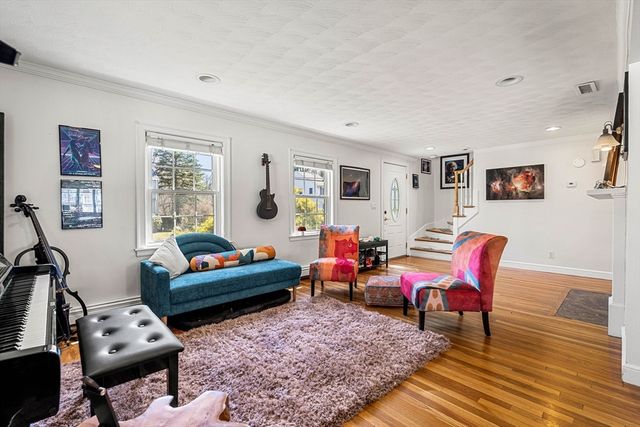 6 Crawford Dr, Woburn, MA 01801