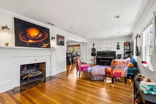 6 Crawford Dr, Woburn, MA 01801