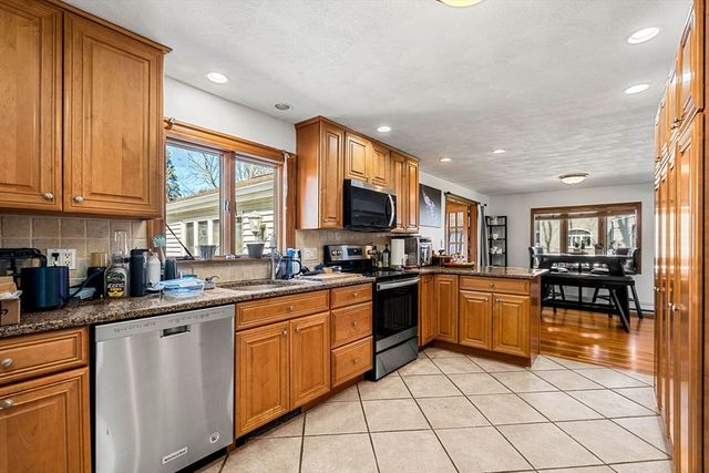 6 Crawford Dr, Woburn, MA 01801