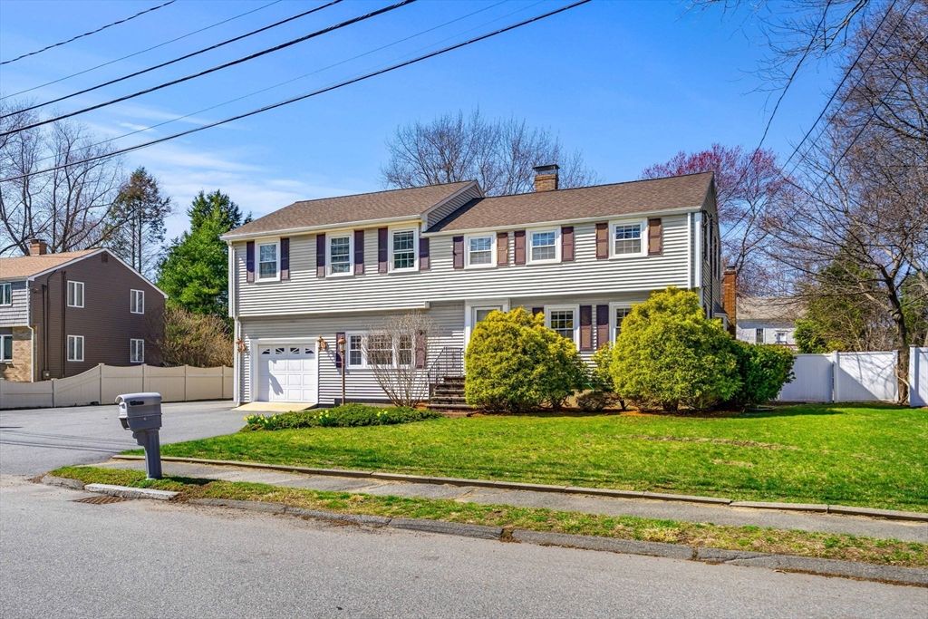 6 Crawford Dr, Woburn, MA 01801