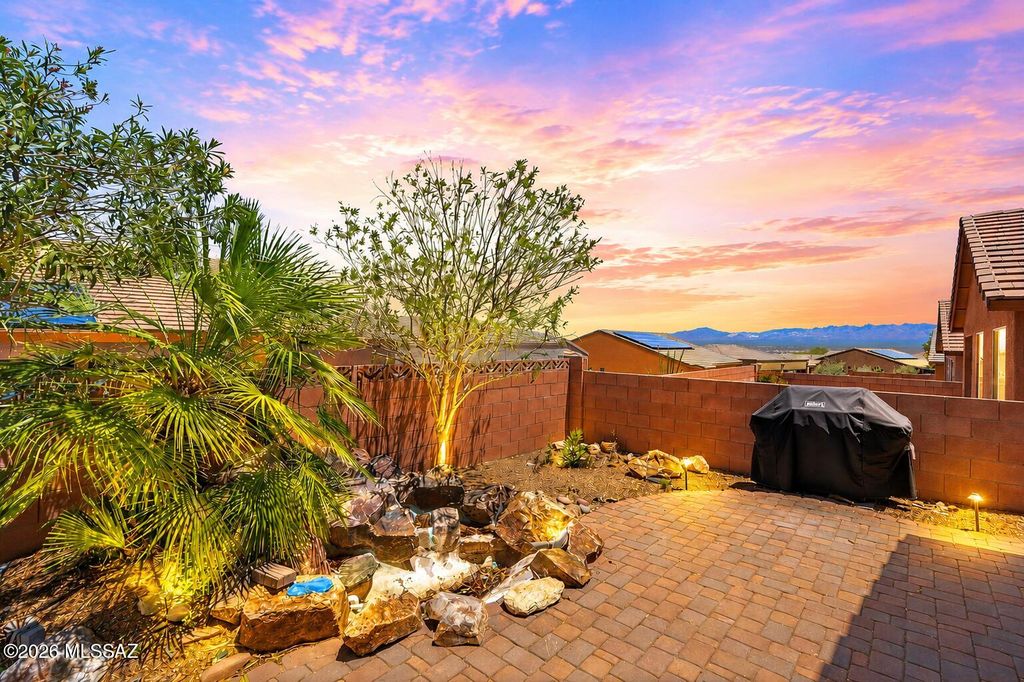1038 W Pastora Peak Drive, Green Valley, AZ 85614