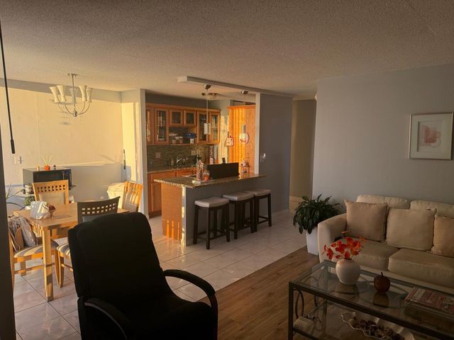 1043 S YORK Road 411, Bensenville, IL 60106