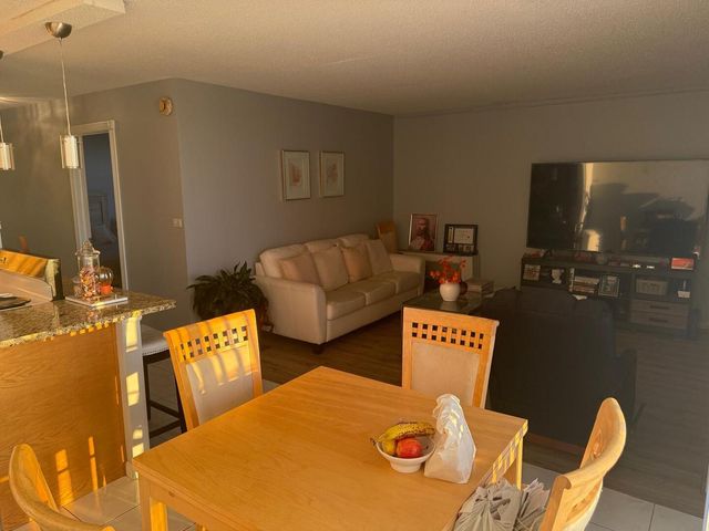 1043 S YORK Road 411, Bensenville, IL 60106