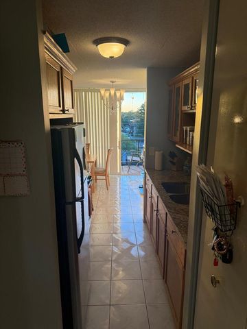 1043 S YORK Road 411, Bensenville, IL 60106