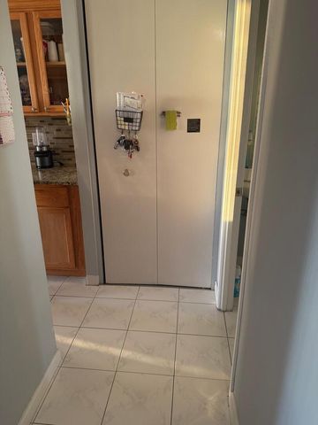 1043 S YORK Road 411, Bensenville, IL 60106