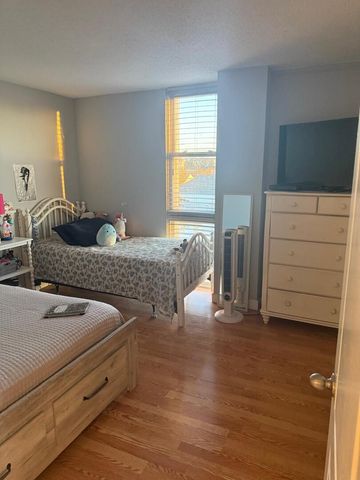 1043 S YORK Road 411, Bensenville, IL 60106