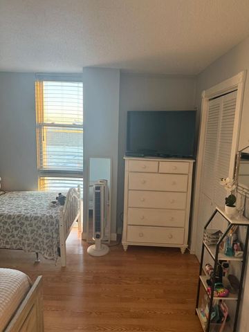 1043 S YORK Road 411, Bensenville, IL 60106