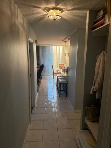 1043 S YORK Road 411, Bensenville, IL 60106