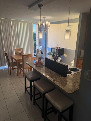 1043 S YORK Road 411, Bensenville, IL 60106