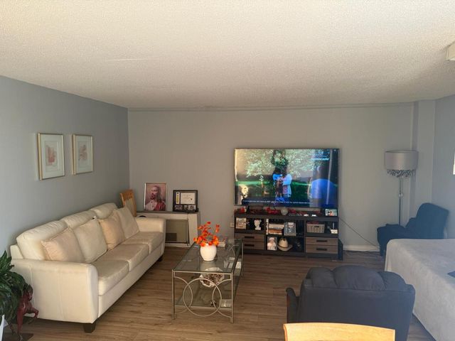 1043 S YORK Road 411, Bensenville, IL 60106