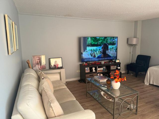 1043 S YORK Road 411, Bensenville, IL 60106