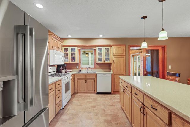 657 Granada Avenue N, Oakdale, MN 55128