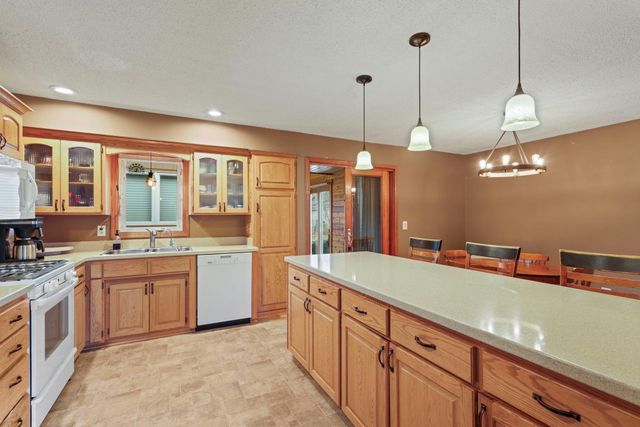 657 Granada Avenue N, Oakdale, MN 55128