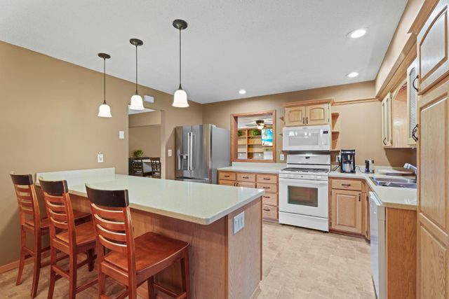 657 Granada Avenue N, Oakdale, MN 55128