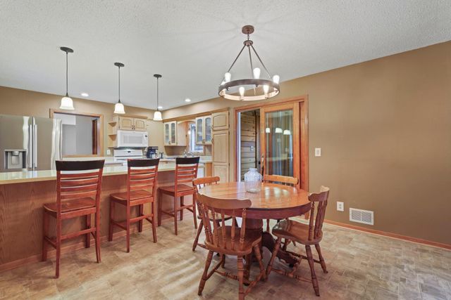 657 Granada Avenue N, Oakdale, MN 55128