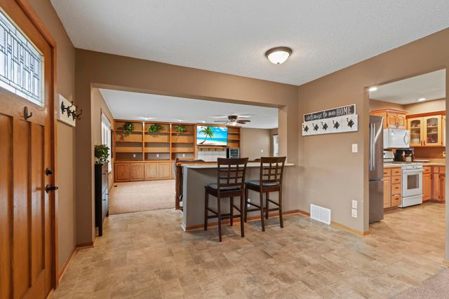 657 Granada Avenue N, Oakdale, MN 55128