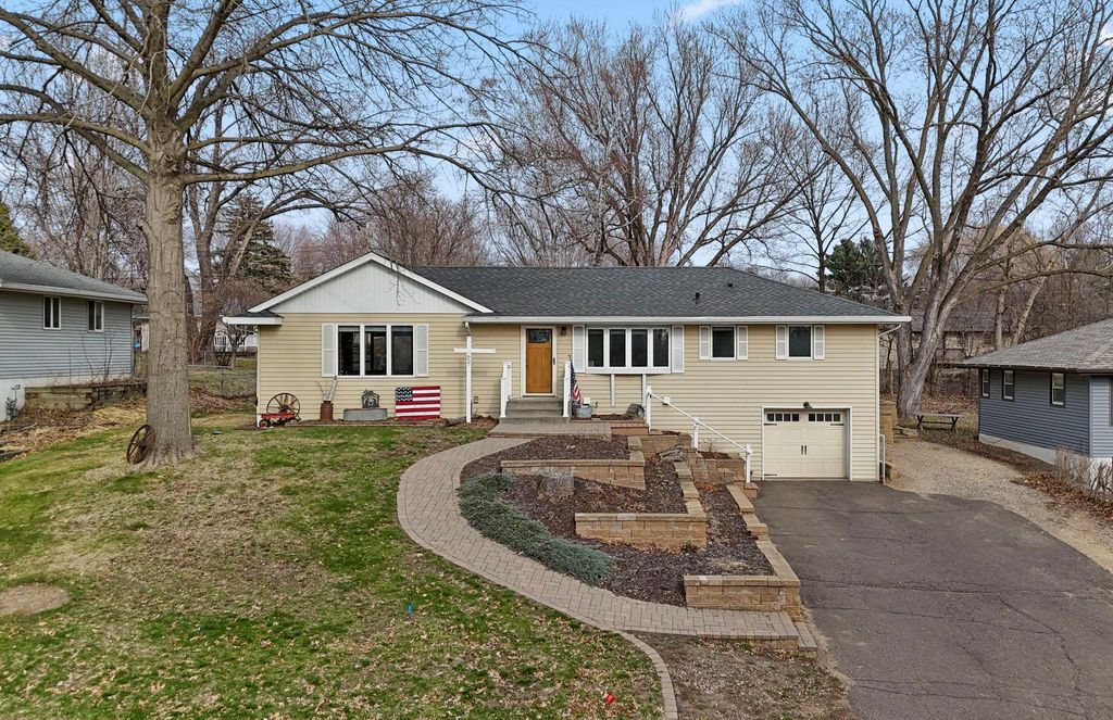 657 Granada Avenue N, Oakdale, MN 55128